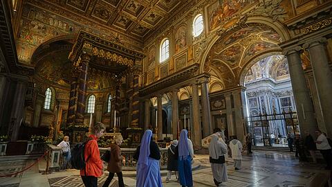 Gläubige und Nonnen gehen in der Basilika Santa Maria Maggiore, wo Papst Franziskus am 26. April beigesetzt wird.