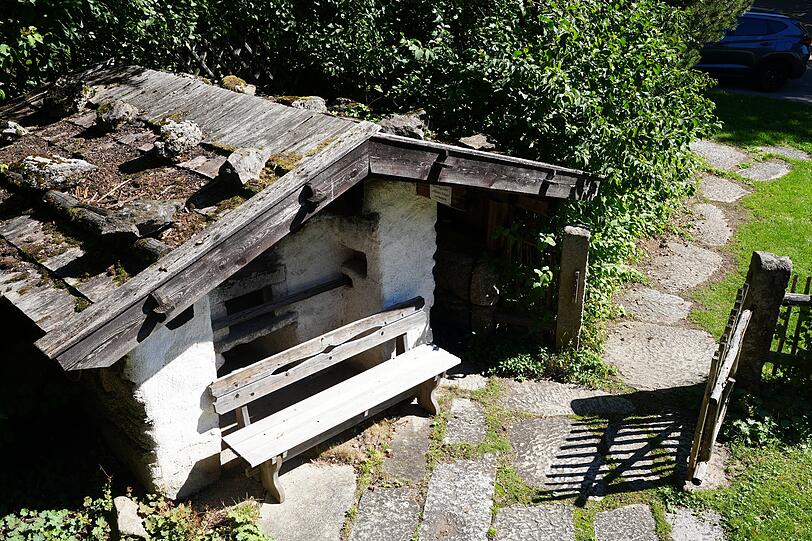 Im Garten des Bayerwaldhauses steht ein historischer Brotbackofen. Dort soll künftig sonntags Brot gebacken werden.