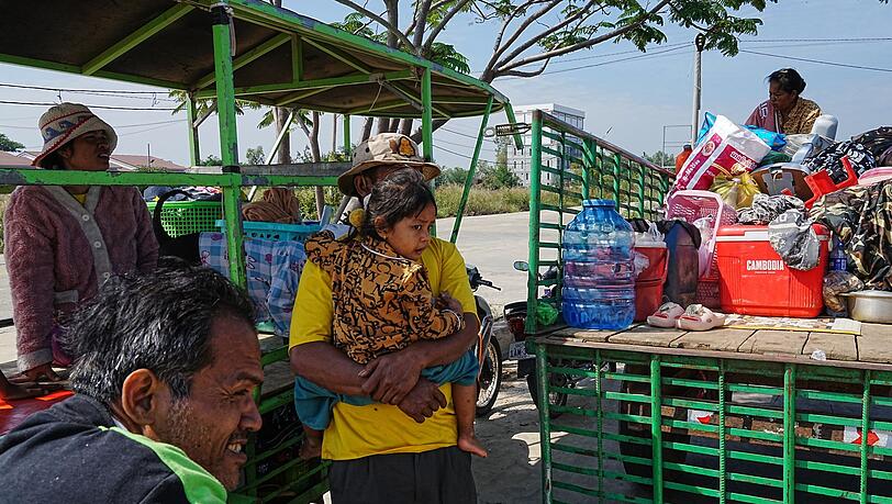 Kambodschaner aus den Dörfern nahe der Grenze zu Thailand sind erneut auf der Flucht. Kambodschaner aus den Dörfern nahe der Grenze zu Thailand sind erneut auf der Flucht.