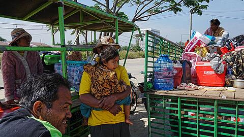 Kambodschaner aus den Dörfern nahe der Grenze zu Thailand sind erneut auf der Flucht. Kambodschaner aus den Dörfern nahe der Grenze zu Thailand sind erneut auf der Flucht.