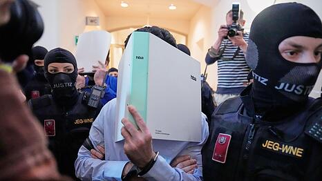 Der Hauptangeklagte im Prozess um die abgesagten Taylor-Swift-Konzerte in Wien hat der Angeklagte Terrorpl&auml;ne gestanden.