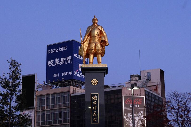 Oda Nobunaga gilt als erster der "Drei Reichseiniger". Noch heute erinnern Statuen an den Feldherren aus dem 16. Jahrhundert. Oda Nobunaga gilt als erster der "Drei Reichseiniger". Noch heute erinnern Statuen an den Feldherren aus dem 16. Jahrhundert.