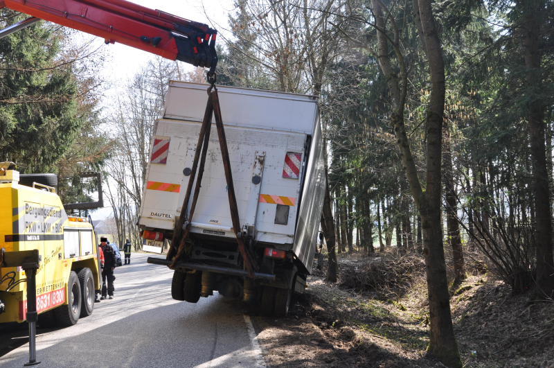 Am Mittwochmittag kam ein Lkw-Fahrer mit seinem Gefährt auf das Bankett und landete daraufhin im Graben.