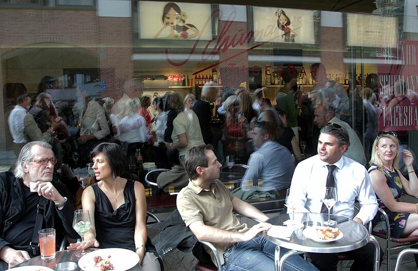Charles Schumann feiert seine &bdquo;Tagesbar&ldquo; &ndash; natürlich auch mitten auf der Straße. Die besten Bilder der Jubiläums-Fete.