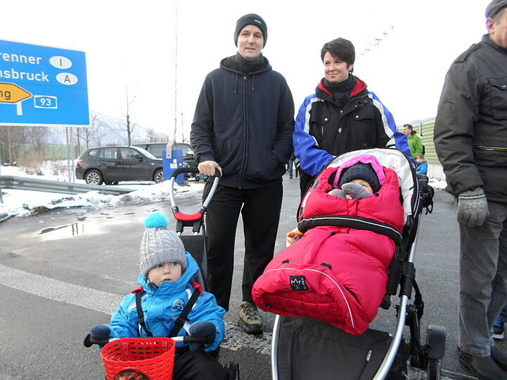 Kunterbunte Demo mitten auf der - gesperrten - Inntal-Autobahn. Melanie und Stefan Broicher kamen mit ihren Kindern Antonia und Niklas auf die Autobahn - sie befürchten ein ständiges Verkehrschaos in Kiefersfelden.