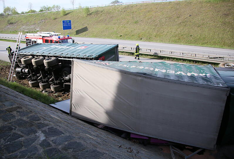Bei einem Unfall auf der A94 krachte am Montag ein Lkw auf die Seite. Die Autobahn musste gesperrt werden.