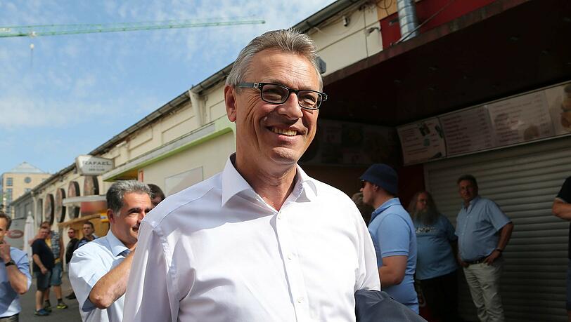 Scheidet aus: Interims-Boss Siegfried Schneider. Scheidet aus: Interims-Boss Siegfried Schneider.