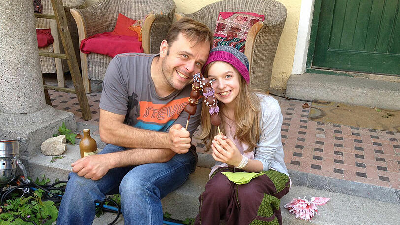 Löschte im Alleingang den brennden Bus: Brandinspektor Manfred Mainusch (47), hier mit seiner Tochter Mirjam.