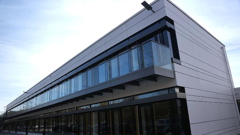 Nach dem Umbau an der Wilhelm-Röntgen-Realschule ist das Schulhaus jetzt schön modern. Nach dem Umbau an der Wilhelm-Röntgen-Realschule ist das Schulhaus jetzt schön modern.