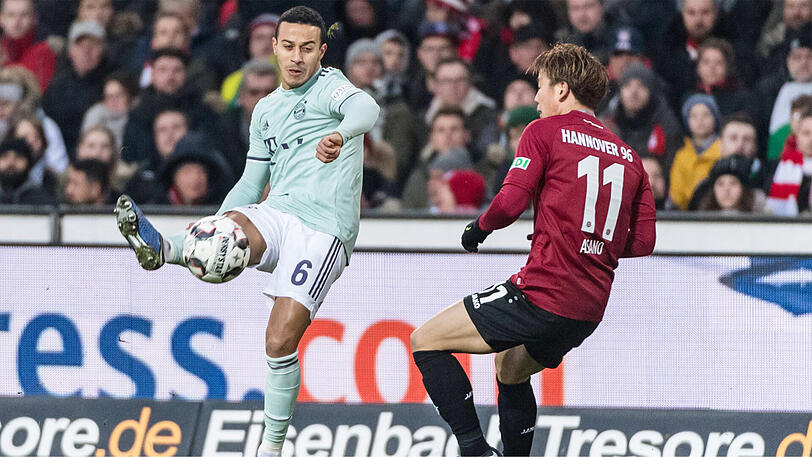 THIAGO, NOTE 2: Erster Startelf-Einsatz seit Ende Oktober, war zuletzt zwei Mal eingewechselt worden nach einem Monat Verletzungspause. Hat wieder Spaß, weil Zutrauen zu seinem Körper und damit seinem Spiel. Immer direkt, gerne virtuos. Gedanklich viel schneller als die Gegenspieler.