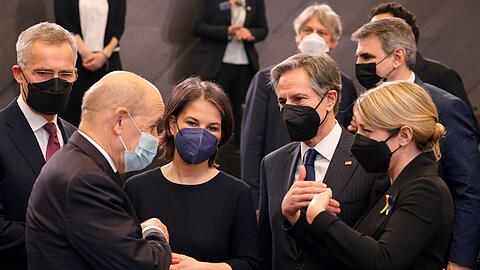 Nato-Generalsekretär Jens Stoltenberg zusammen mit den Außenministern Jean-Yves Le Drian, Annalena Baerbock, Antony Blinken und Melanie Joly im Nato-Hauptquartier in Brüssel.