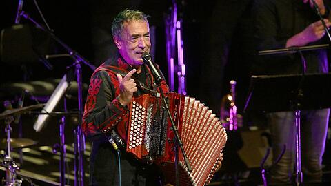 Hubert von Goisern live auf der Bühne in der Münchner Isarphilharmonie.