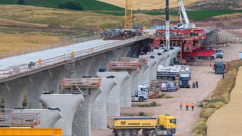 Großprojekte beim Bau sind betroffen, wenn künftig Tariftreue vorgeschrieben wird - hier eine Autobahnbrücke bei Halle/Saale. (Archivbild)