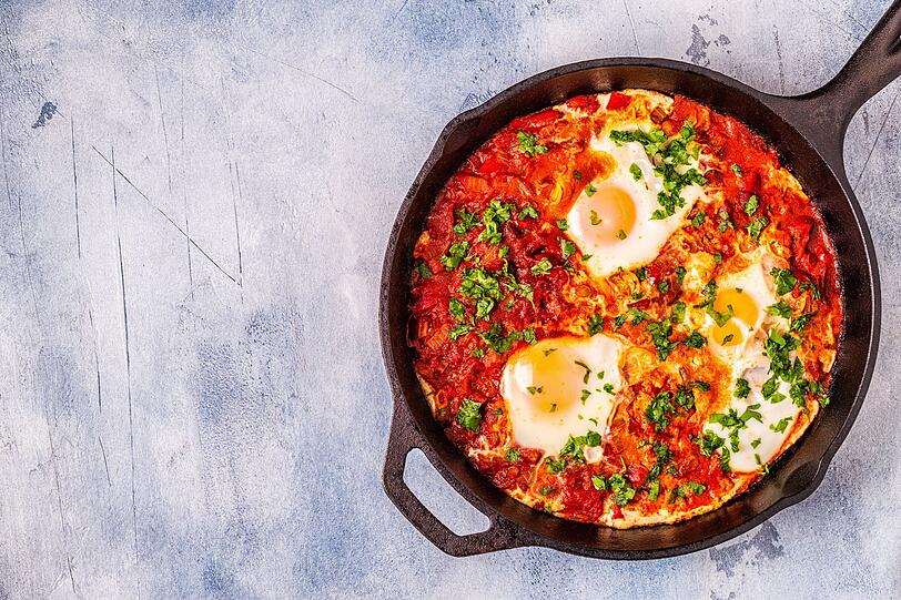 Eingelegte Tomaten dürfen nie fehlen. Denn als Grundlage lassen sich daraus herrliche Gerichte zaubern, wie zum Beispiel Shakshuka - eine köstliche und schnell zubereitete Spezialität aus der nordafrikanischen und israelischen Küche. Dafür werden klein geschnittene Kartoffeln und Kürbis mit Harissa scharf angebraten, Tomaten aus der Dose hinzugefügt und Eier in die Sauce geschlagen. Eingelegte Tomaten dürfen nie fehlen. Denn als Grundlage lassen sich daraus herrliche Gerichte zaubern, wie zum Beispiel Shakshuka - eine köstliche und schnell zubereitete Spezialität aus der nordafrikanischen und israelischen Küche. Dafür werden klein geschnittene Kartoffeln und Kürbis mit Harissa scharf angebraten, Tomaten aus der Dose hinzugefügt und Eier in die Sauce geschlagen.