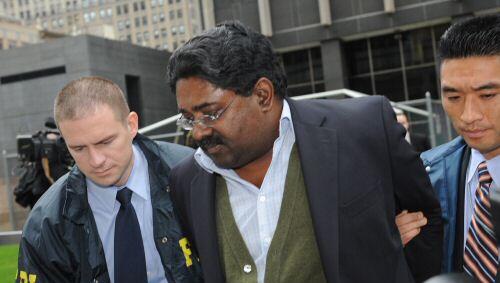 Polizisten führen Raj Rajaratnam ab Polizisten führen Raj Rajaratnam ab