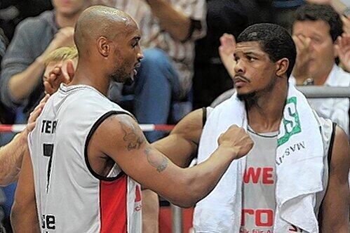 Zwei Bamberger Erfolgsgaranten bei der Korb-Arbeit: Brian Roberts (rechts) und Kyle Hines.