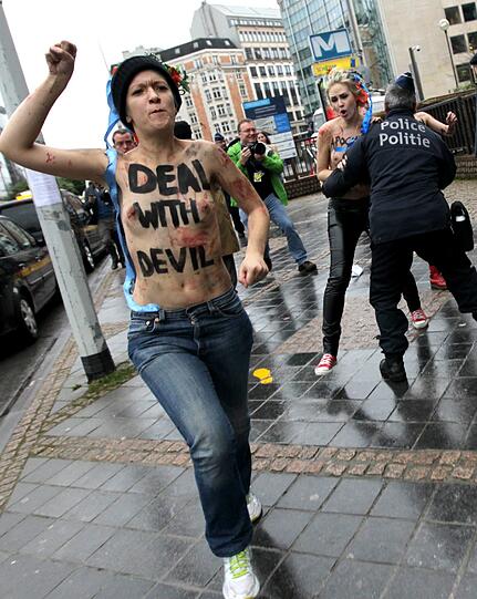 Gegen den  EU-Russland-Gipfel in Brüssel regt sich Widerstand. Vor dem Eintreffen von Putin demonstriert die Organisation FEMEN mit blanken Brüsten. Die Bilder der Demonstration, die von der Polizei aufgelöst werden muss.