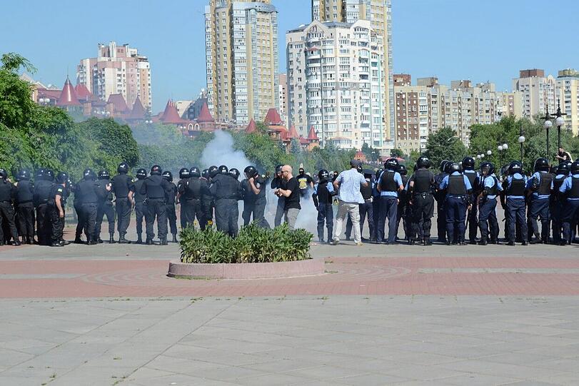 Hier greifen Gegner der Demonstration die Polizei mit Feuerwerkskörpern an.