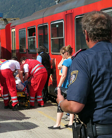 Die Zillertalbahn erfasste den betrunkenen Deutschen mit ihrem Schneepflug. Die Bilder von der Unglücksstelle.