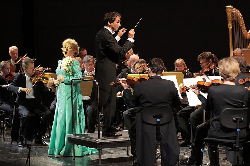 Mit Blumen überschüttet: Edita Gruberova und der Dirigent Marco Armiliato bei der Gala im Nationaltheater.
