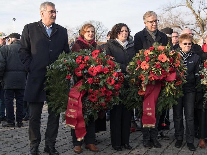 Die Linke-Bundesvorsitzenden Bernd Riexinger (l-r) und Katja Kipping sowie die Fraktionschefs Amira Mohamed Ali und Dietmar Bartsch auf der Gedenkstätte der Sozialisten in Berlin-Friedrichsfelde.