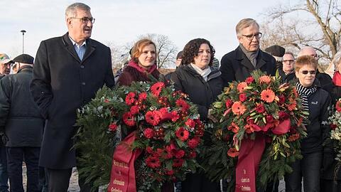 Die Linke-Bundesvorsitzenden Bernd Riexinger (l-r) und Katja Kipping sowie die Fraktionschefs Amira Mohamed Ali und Dietmar Bartsch auf der Gedenkstätte der Sozialisten in Berlin-Friedrichsfelde.