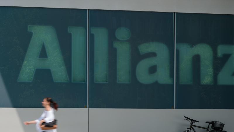 Allianz-Chef Bäte sieht die Allianz "auf einem guten Weg", in diesem Jahr wie geplant einen operativen Gewinn zwischen 11 und 12 Milliarden Euro zu erreichen Allianz-Chef Bäte sieht die Allianz "auf einem guten Weg", in diesem Jahr wie geplant einen operativen Gewinn zwischen 11 und 12 Milliarden Euro zu erreichen