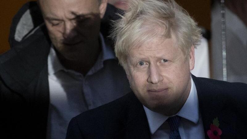 Premier Boris Johnson (l) und sein wichtigster Berater Dominic Cummings. Ein weiterer Mitarbeiter musste nach rassistischen Äußerungen gehen. Premier Boris Johnson (l) und sein wichtigster Berater Dominic Cummings. Ein weiterer Mitarbeiter musste nach rassistischen Äußerungen gehen.