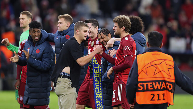 Dieser junge Mann schaffte es nach dem Sieg gegen Benfica auf den Platz und feierte kurz mit den Bayern-Stars.