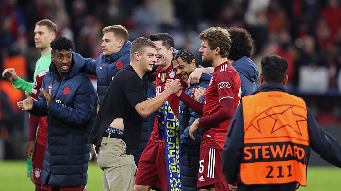 Dieser junge Mann schaffte es nach dem Sieg gegen Benfica auf den Platz und feierte kurz mit den Bayern-Stars.