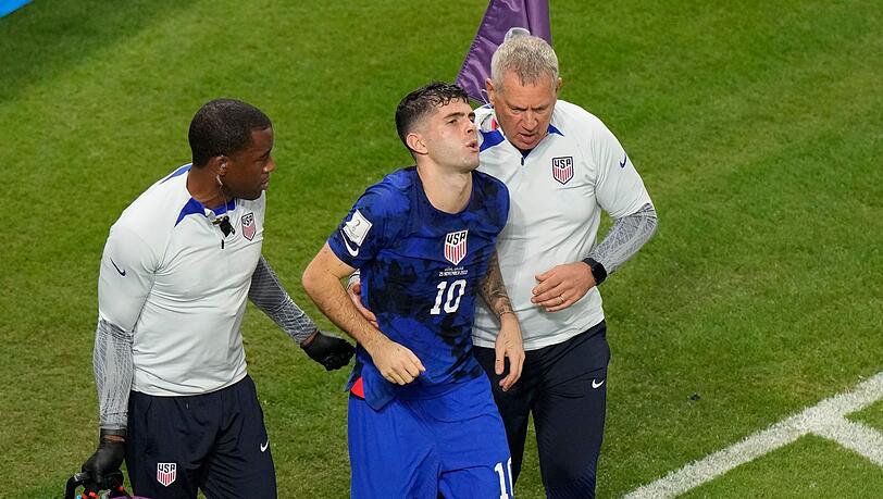 US-Spieler Christian Pulisic (M) wird verletzt vom Platz getragen.