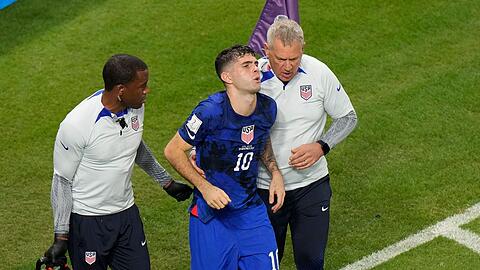 US-Spieler Christian Pulisic (M) wird verletzt vom Platz getragen.