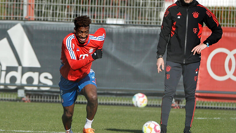 Hängt sich voll rein: Kingsley Coman - hier aufmerksam beobachtet von Dr. Holger Broich.