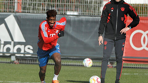 Hängt sich voll rein: Kingsley Coman - hier aufmerksam beobachtet von Dr. Holger Broich.