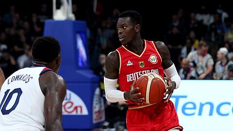 Will mit dem deutschen Basketball-Nationalteam den WM-Titel: Dennis Schröder (r).
