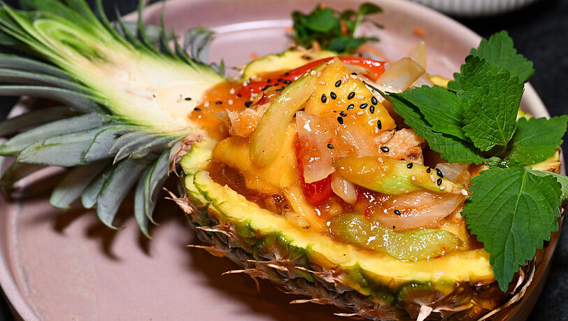 Diese Ananas ist nicht nur ein Hingucker, sondern auch eines dieser Wow-Geschmacks-Erlebnisse. Davon hat das Akimy aber noch einige mehr auf der Speisekarte. Diese Ananas ist nicht nur ein Hingucker, sondern auch eines dieser Wow-Geschmacks-Erlebnisse. Davon hat das Akimy aber noch einige mehr auf der Speisekarte.