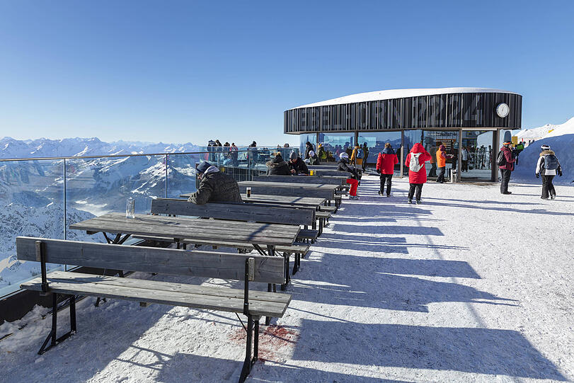 Summit restaurant at the Nebelhorn summit 2224m, Oberstdorf, Allg&auml;u, Swabia, Bavaria, Germany, Oberstdorf, Bavaria, Germany, Europe *** Summit Restaurant AT The Foghorn Summit 2224m , Oberstdorf, Allg&auml;u, Swabia, Bavaria, Germany, Oberstdorf, Bavaria, Germany, Europe Copyright: imageBROKER/FranzxWalter iblmal10485097.jpg Bitte beachten Sie die gesetzlichen Bestimmungen des deutschen Urheberrechtes hinsichtlich der Namensnennung des Fotografen im direkten Umfeld der Ver&ouml;ffentlichung