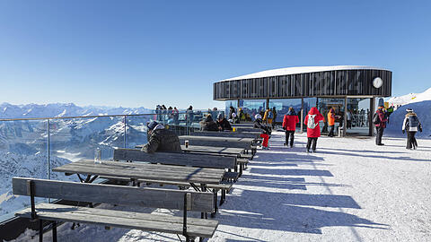 Summit restaurant at the Nebelhorn summit 2224m, Oberstdorf, Allg&auml;u, Swabia, Bavaria, Germany, Oberstdorf, Bavaria, Germany, Europe *** Summit Restaurant AT The Foghorn Summit 2224m , Oberstdorf, Allg&auml;u, Swabia, Bavaria, Germany, Oberstdorf, Bavaria, Germany, Europe Copyright: imageBROKER/FranzxWalter iblmal10485097.jpg Bitte beachten Sie die gesetzlichen Bestimmungen des deutschen Urheberrechtes hinsichtlich der Namensnennung des Fotografen im direkten Umfeld der Ver&ouml;ffentlichung