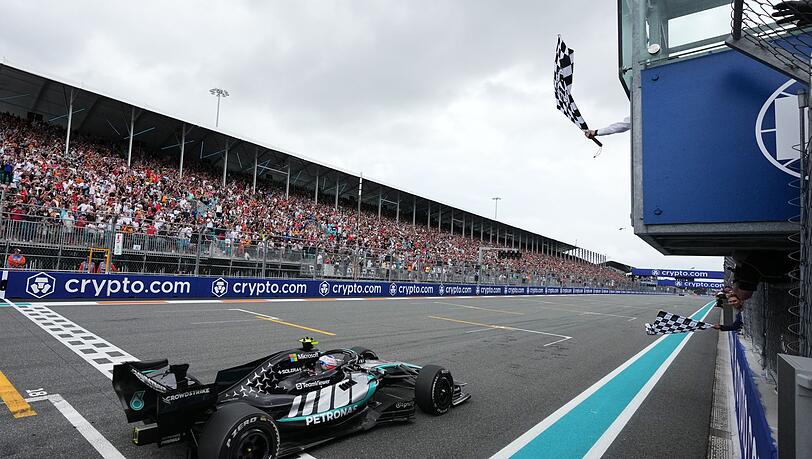Kimi Antonelli rast in Miami zum Sieg.