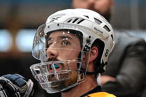 Spielt mit Spezialhelm: EHC-Kapitän Chris Bahen.