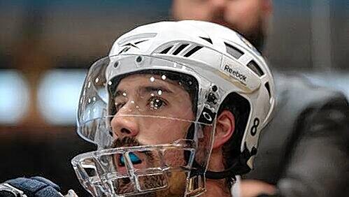Spielt mit Spezialhelm: EHC-Kapitän Chris Bahen. Spielt mit Spezialhelm: EHC-Kapitän Chris Bahen.