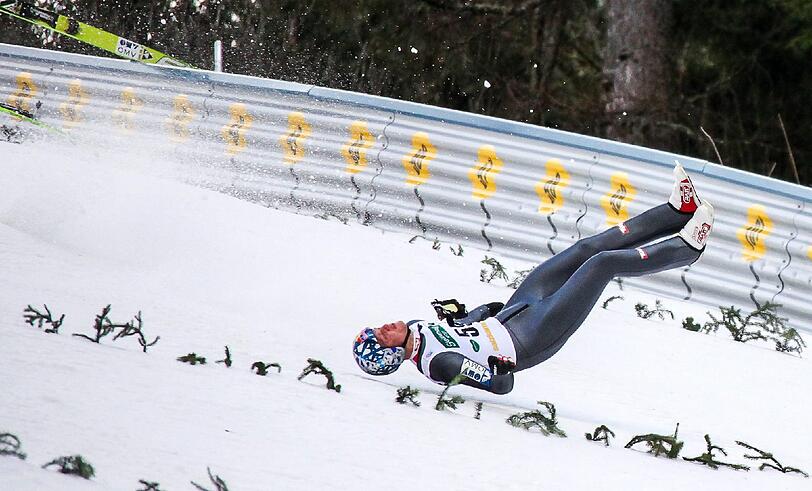 Skispringer Thomas Morgenstern verlor im Training für das Skifliegen auf dem Kulm/Österreich in der Luft das Gleichgewicht und schlug mit Rücken und Kopf hart auf dem Boden auf. Die Bilder.