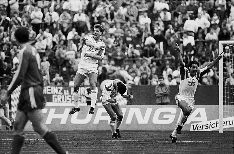 1989/90 14. Spieltag: Am 21. Oktober 1989 sorgt Marek Lesniak für das Ende einer Erfolgsserie der Bayern. Sein Treffer zum 1:0 bedeutet die erste Niederlage nach 24 Heimspielen für die Truppe um die späteren 90er-Weltmeister Raimond Aumann, Jürgen Kohler, Klaus Augenthaler, Hans Pflügler, Stefan Reuter und 2014-Weltmeister-Co-Trainer Hans-Dieter Flick.