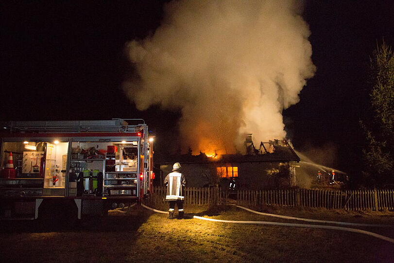 Wohnhausbrand in Wäschhausen - die Bilder vom Feuerwehreinsatz