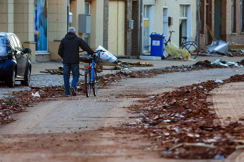 Tief Zoran zerlegt Teile Norddeutschlands: Die Straßen in Bützow sind mit Ziegeln übersät. Laut Augenzeugen wurden Autos durch den starken Wind von Ort und Stelle bewegt.