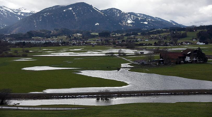 Bayerische Seenlandschaft: Tauwetter sorgte in ganz Bayern für übergelaufene Wiesen und Straßen