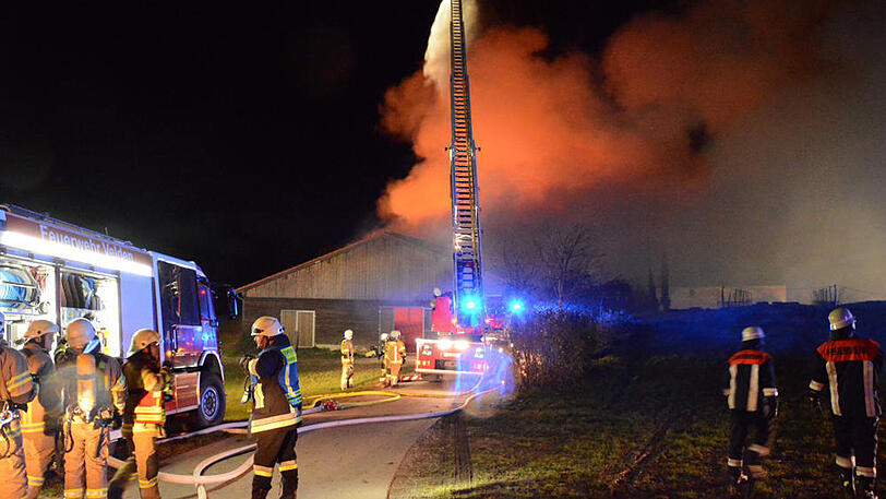 Die Flammen ließen nicht viel übrig - 30 Rinder starben im Feuer. Die Bilder vom Löscheinsatz in Wurmsham.