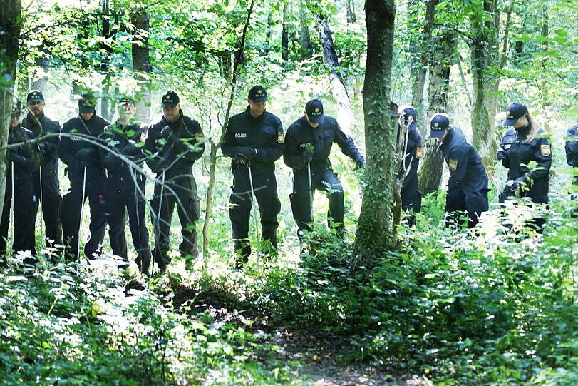 Rund 150 Einsatzkräfte durchsuchten am Freitagvormittag den Truderinger Wald bei Waldperlach.