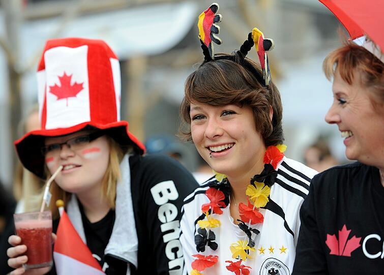 Diese Damen genießen das Auftaktspiel der Frauen gegen Kanada.