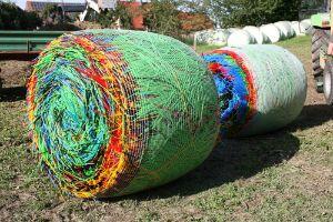 So schaut's aus: bunte Strohballen-Kunst.